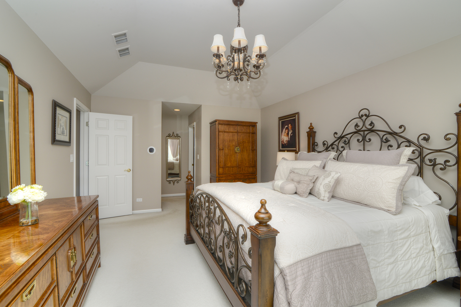 909 Hampton Drive, Carol Stream, IL 60188