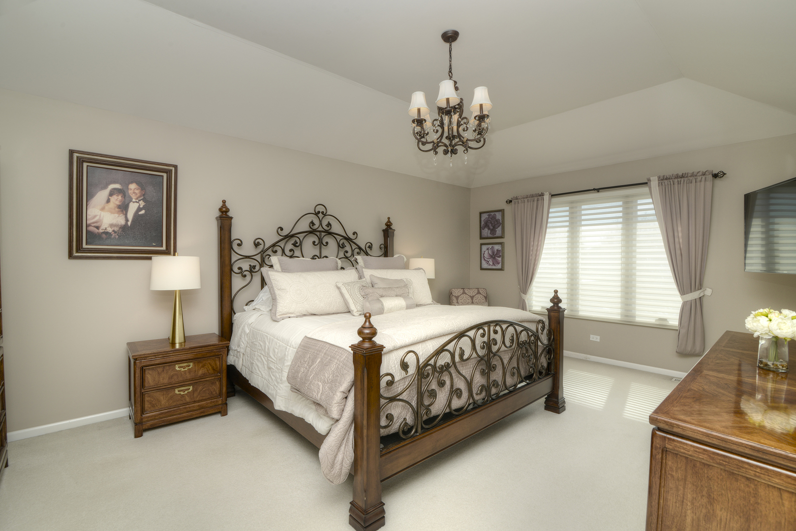 909 Hampton Drive, Carol Stream, IL 60188