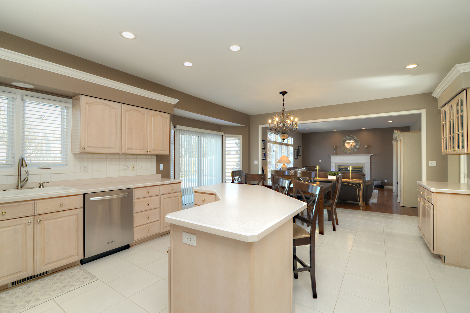 909 Hampton Drive, Carol Stream, IL 60188