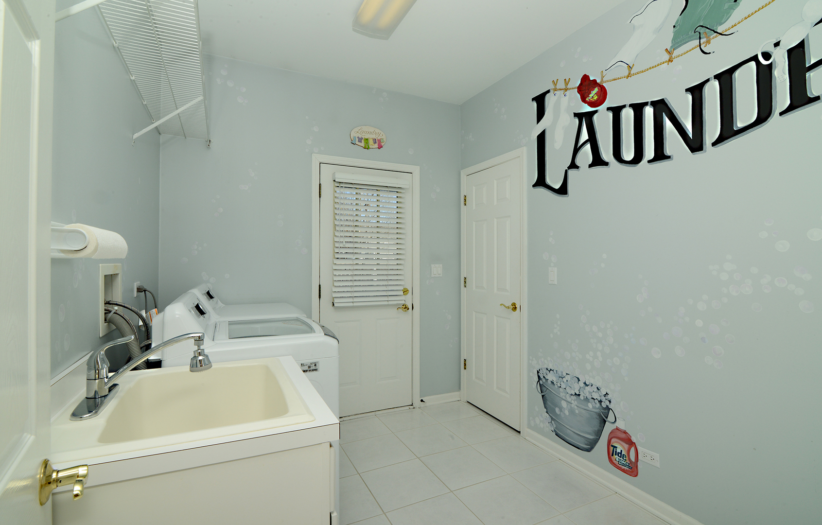 909 Hampton Drive, Carol Stream, IL 60188