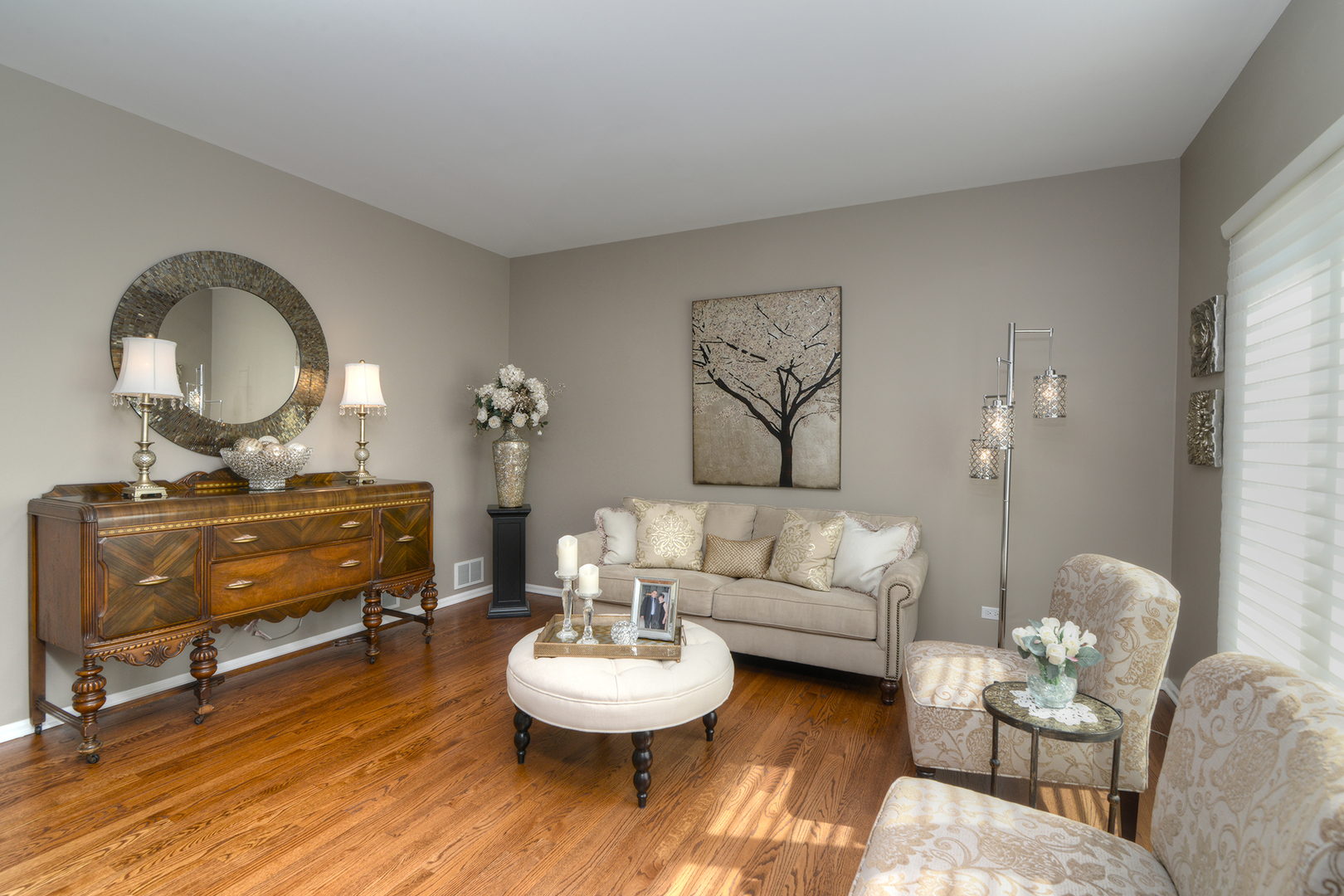 909 Hampton Drive, Carol Stream, IL 60188