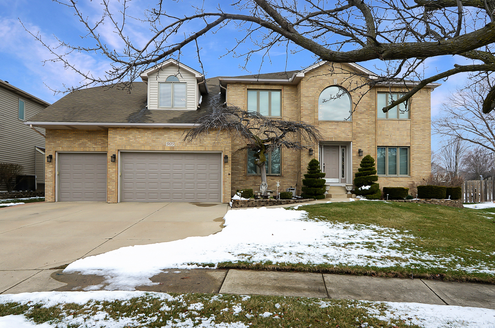 909 Hampton Drive, Carol Stream, IL 60188