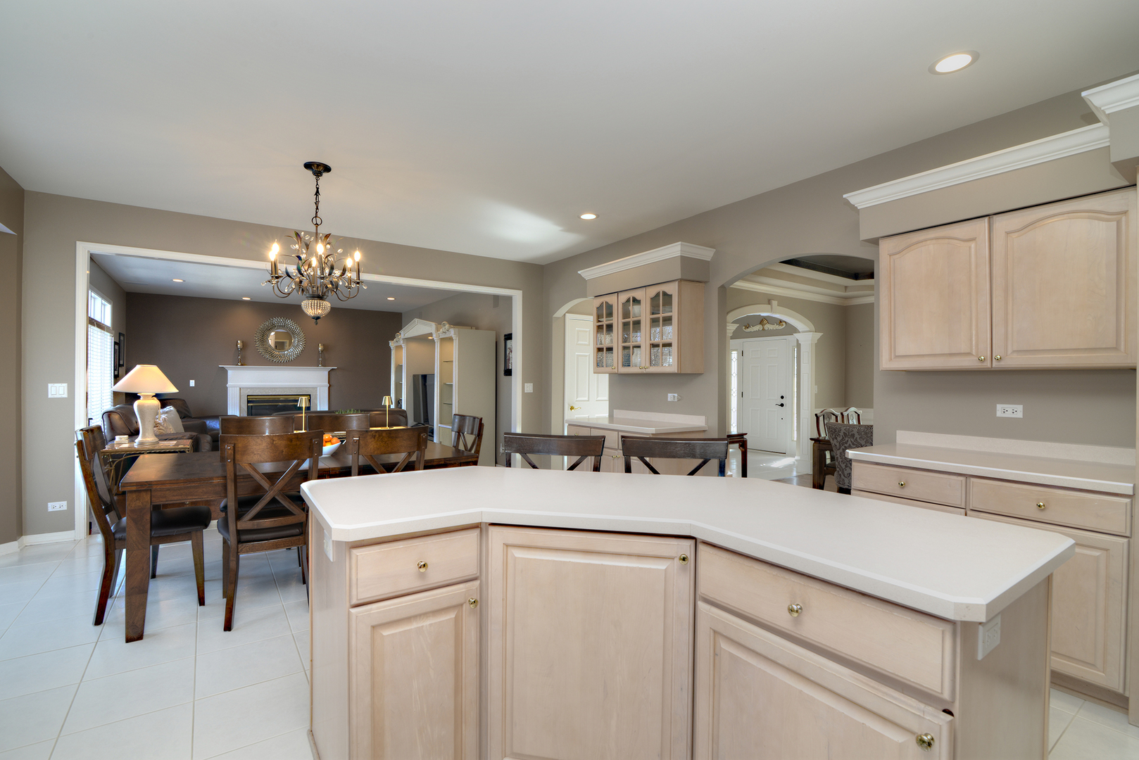 909 Hampton Drive, Carol Stream, IL 60188