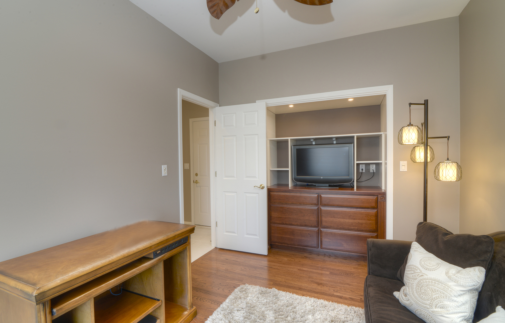 909 Hampton Drive, Carol Stream, IL 60188