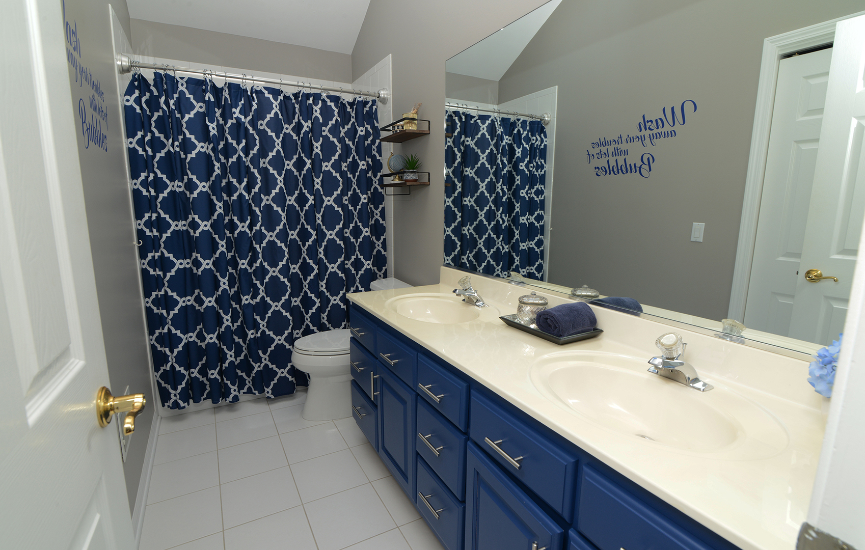 909 Hampton Drive, Carol Stream, IL 60188