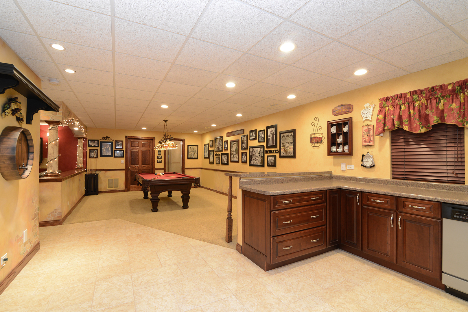 909 Hampton Drive, Carol Stream, IL 60188