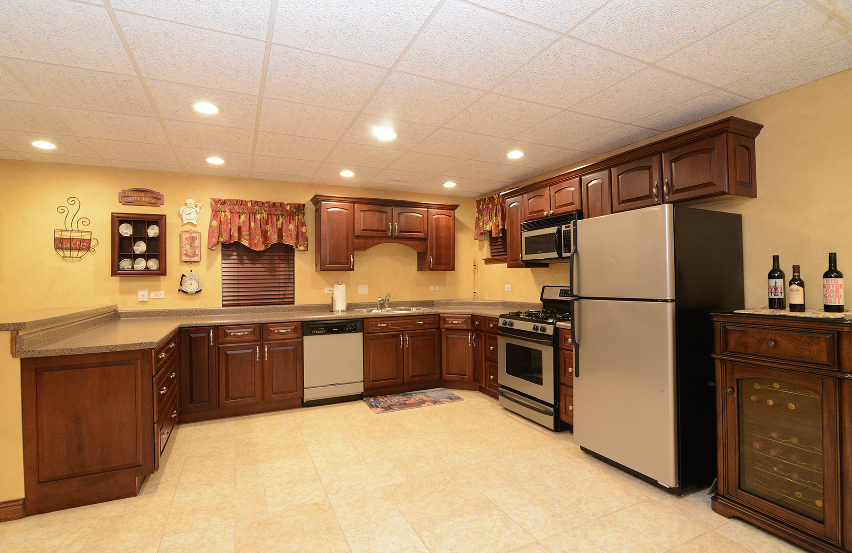 909 Hampton Drive, Carol Stream, IL 60188