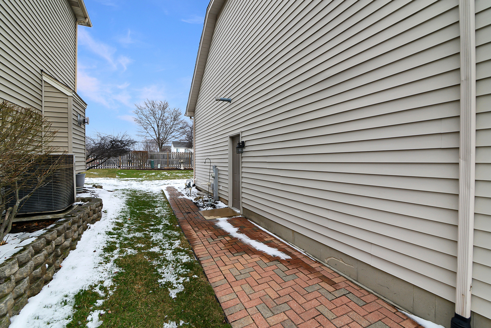 909 Hampton Drive, Carol Stream, IL 60188