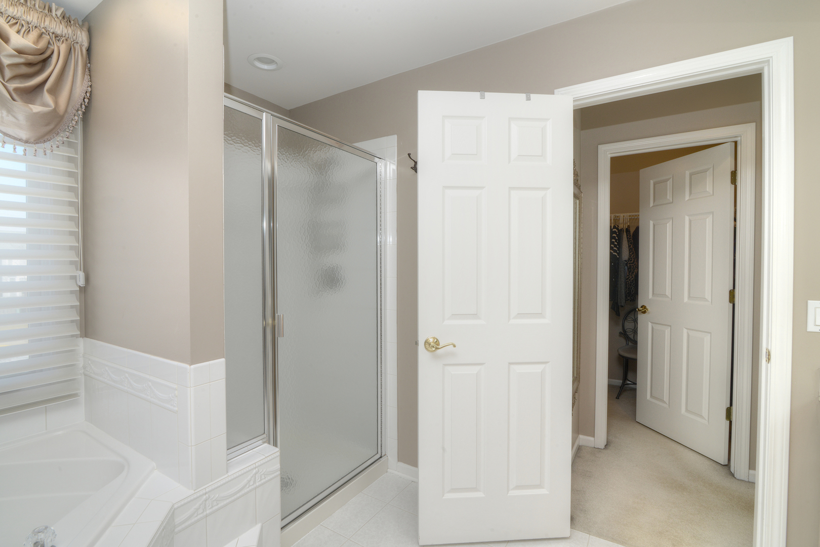 909 Hampton Drive, Carol Stream, IL 60188