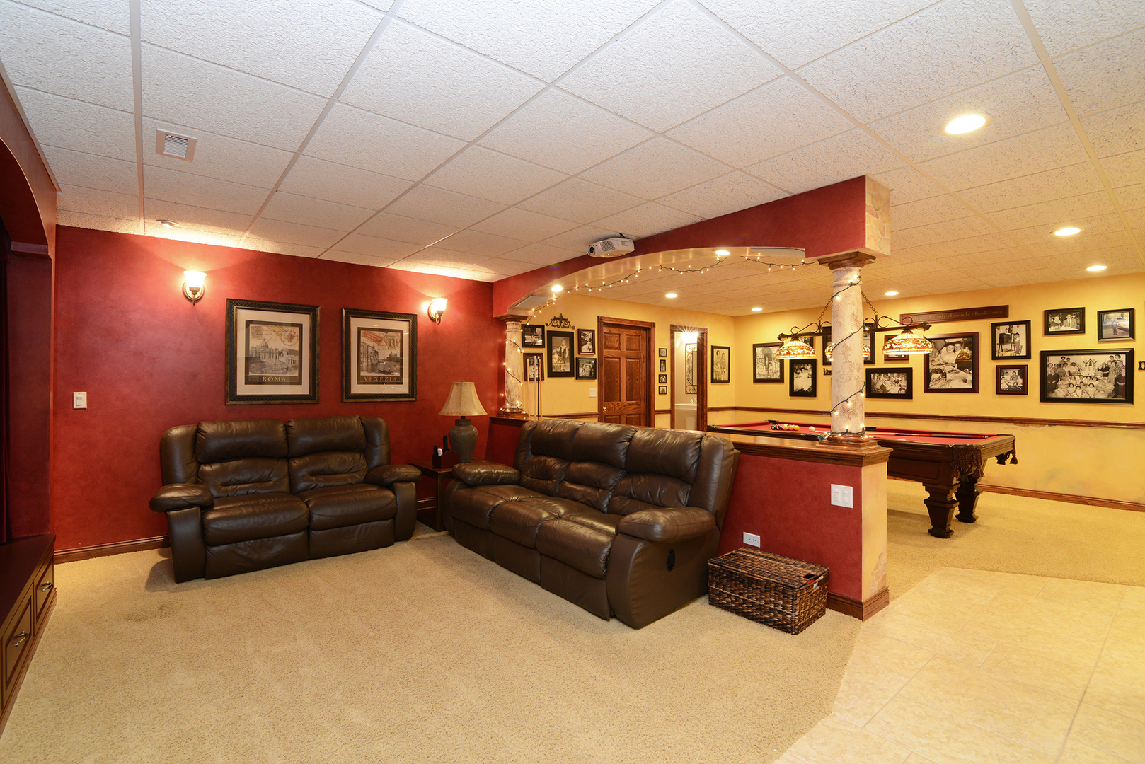 909 Hampton Drive, Carol Stream, IL 60188