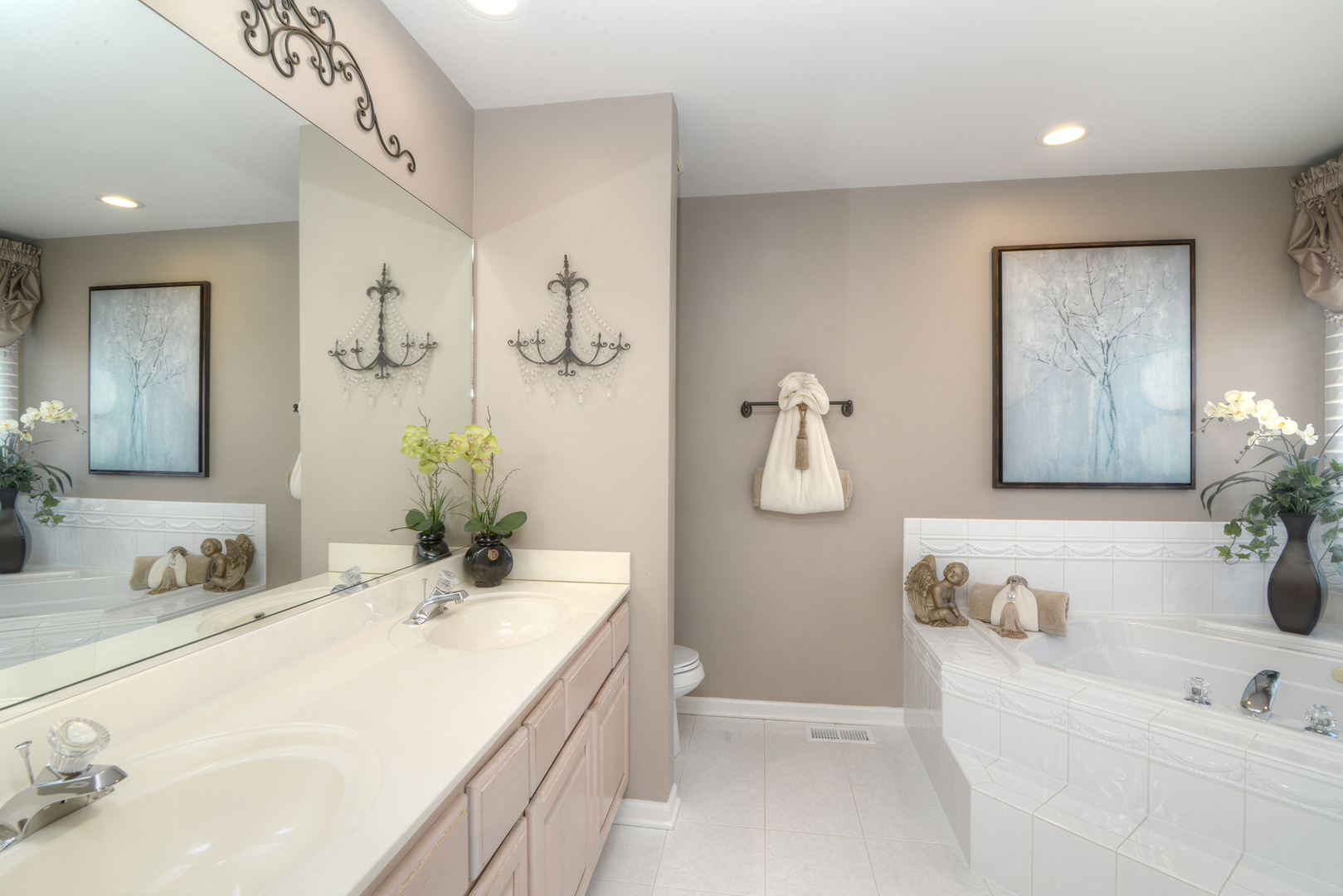 909 Hampton Drive, Carol Stream, IL 60188