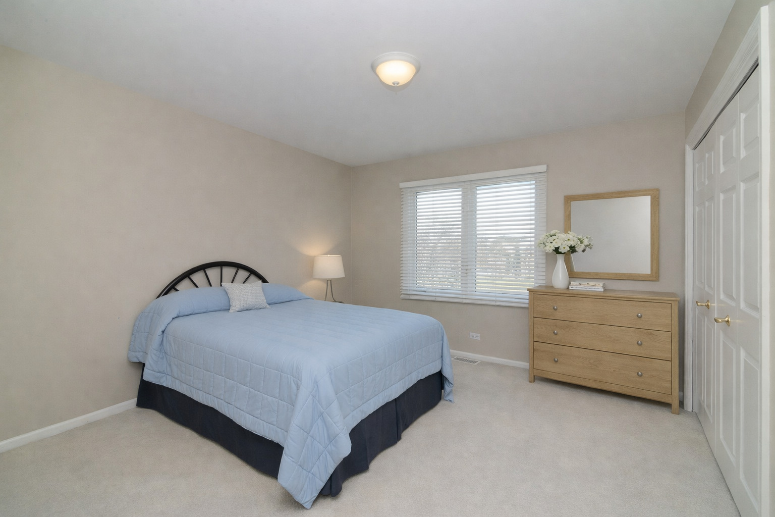 909 Hampton Drive, Carol Stream, IL 60188