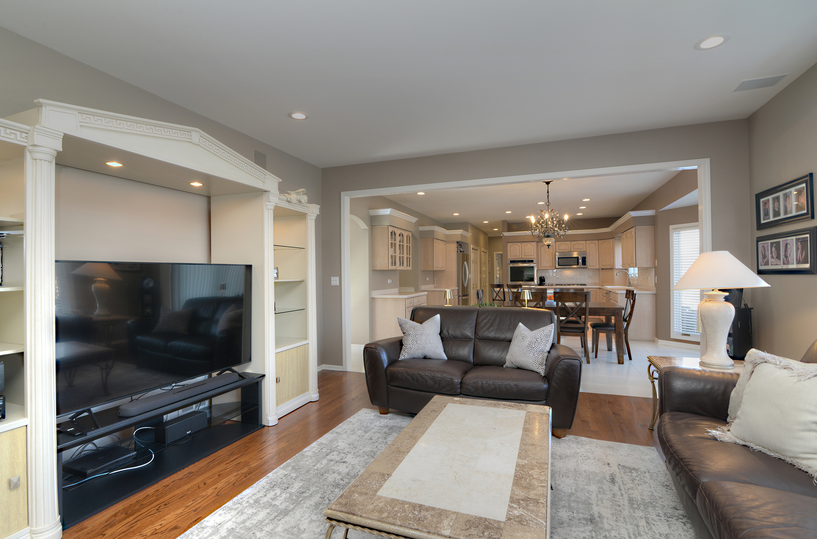 909 Hampton Drive, Carol Stream, IL 60188