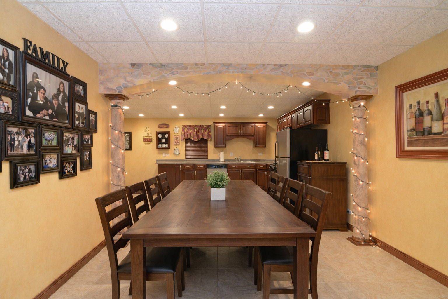 909 Hampton Drive, Carol Stream, IL 60188