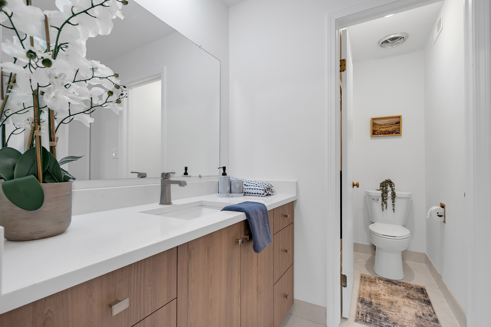 9240 Gross Point Road #410, Skokie, IL 60077