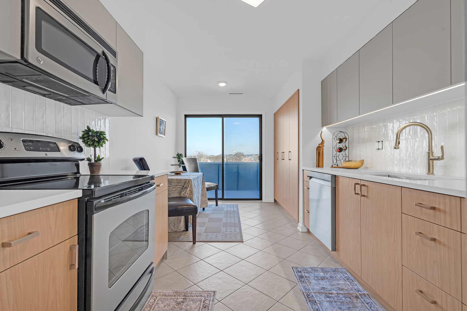 9240 Gross Point Road #410, Skokie, IL 60077