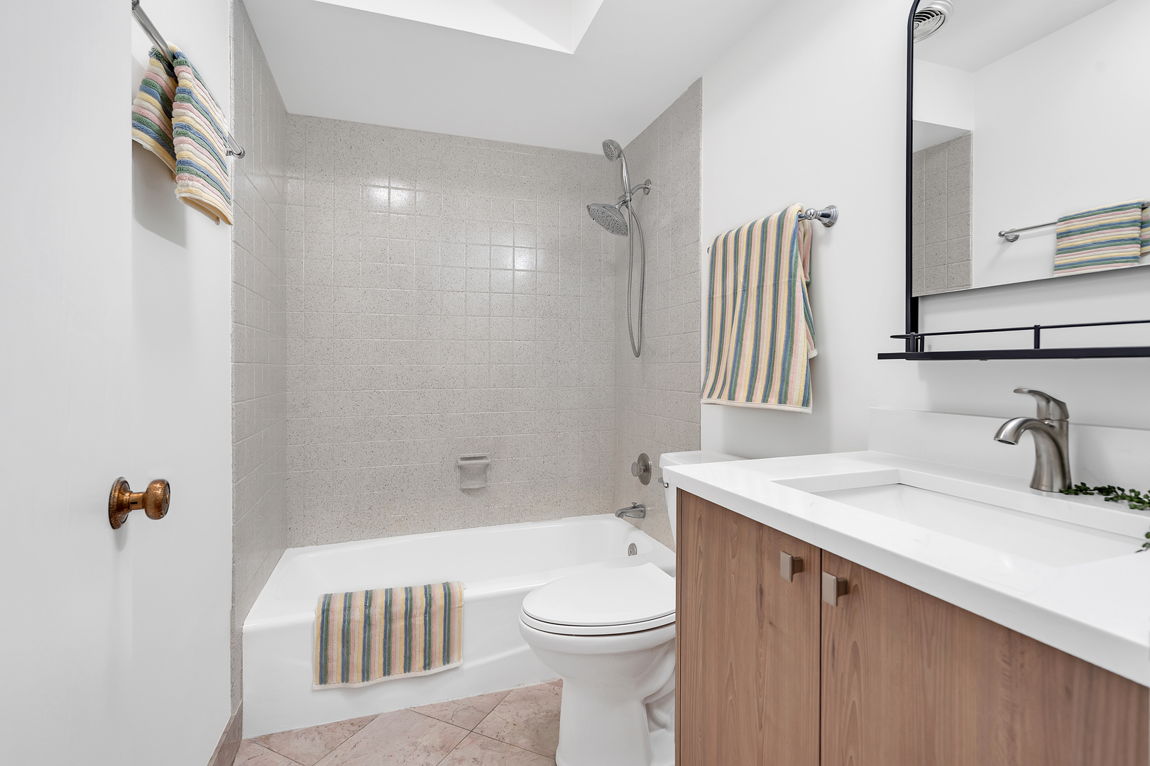 9240 Gross Point Road #410, Skokie, IL 60077