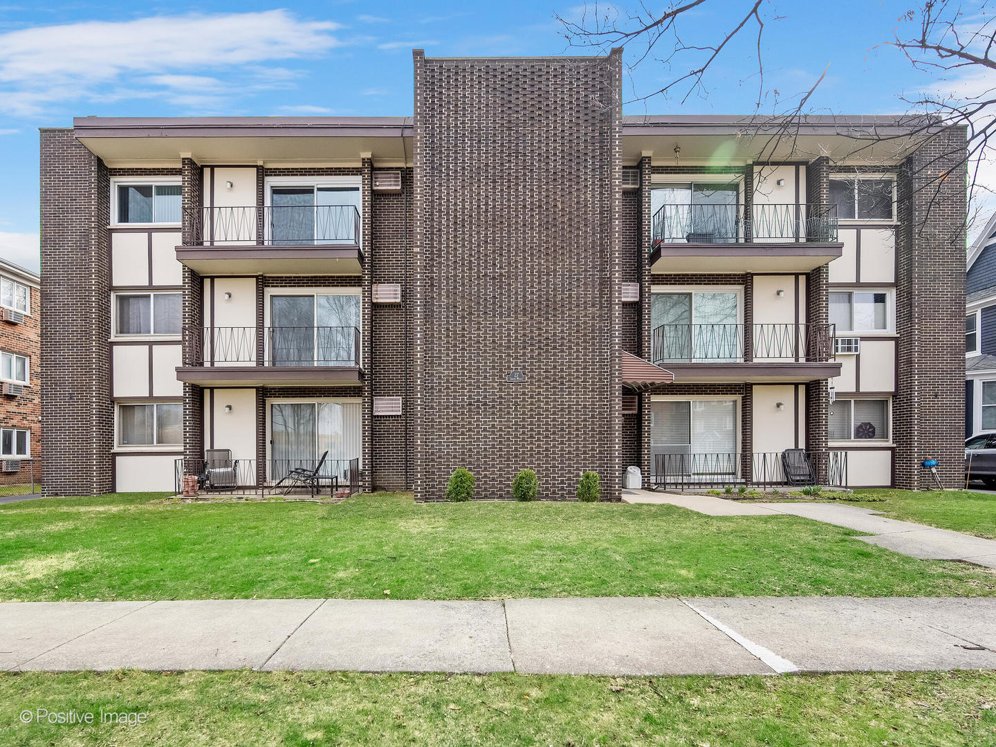 27 S Waiola Avenue #302, La Grange, IL 60525