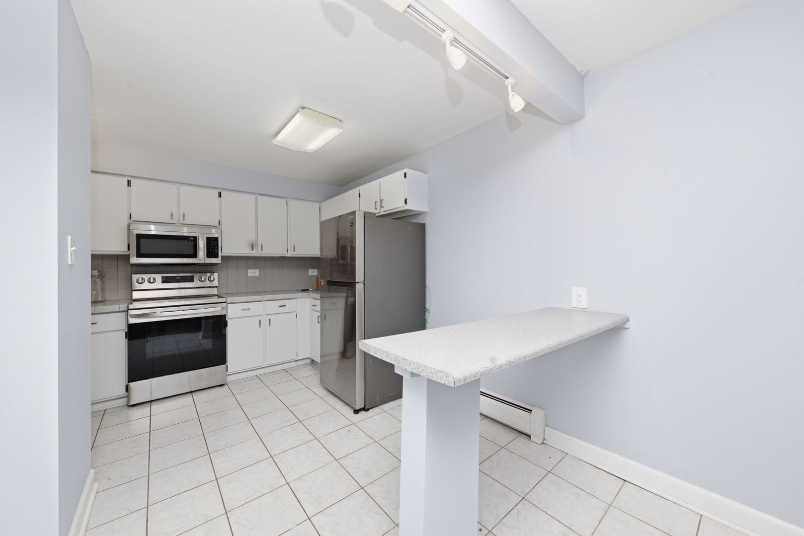 483 N Larch Avenue #204W, Elmhurst, IL 60126