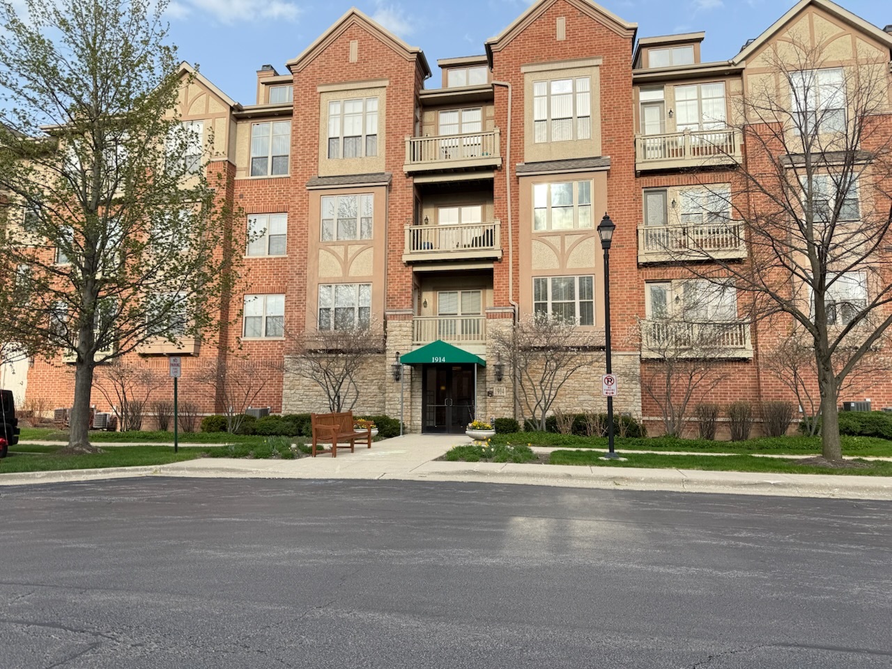 1914 Farnsworth Lane #305, Northbrook, IL 60062