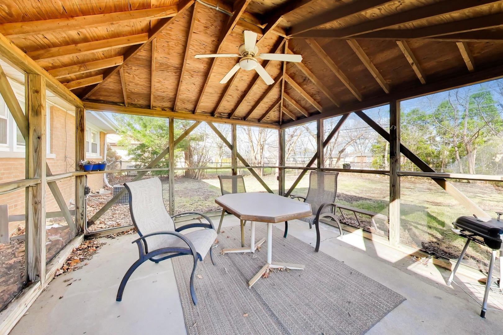 915 S Na Wa Ta Avenue, Mount Prospect, IL 60056