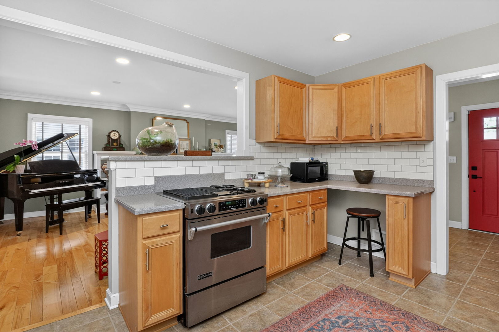 210 Woodward Avenue, Geneva, IL 60134