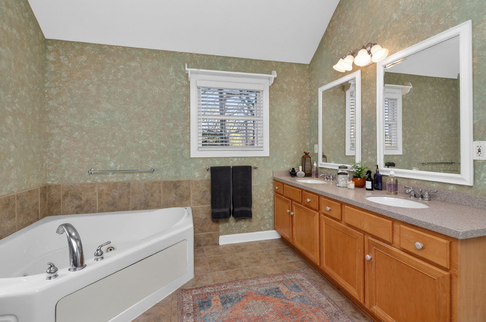 210 Woodward Avenue, Geneva, IL 60134