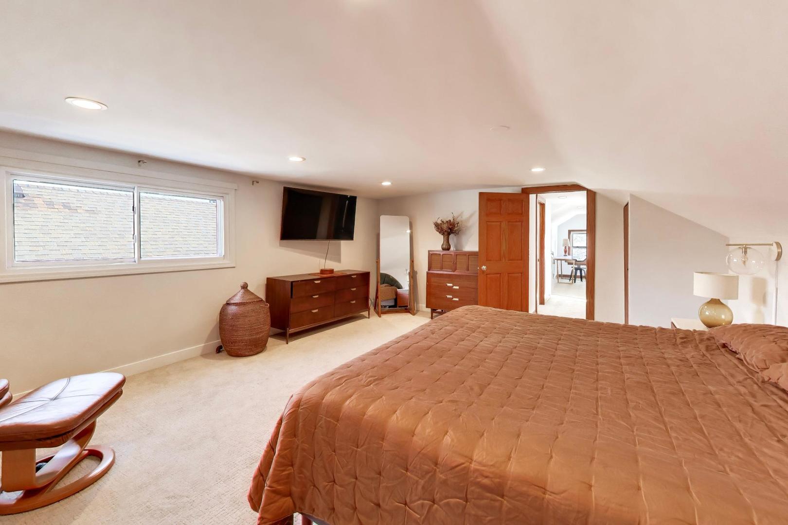 944 N Ridgeland Avenue, Oak Park, IL 60302