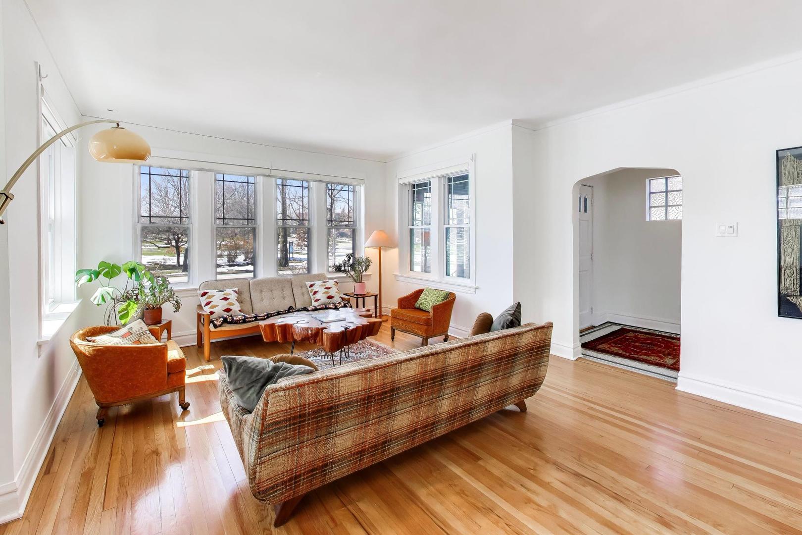 944 N Ridgeland Avenue, Oak Park, IL 60302