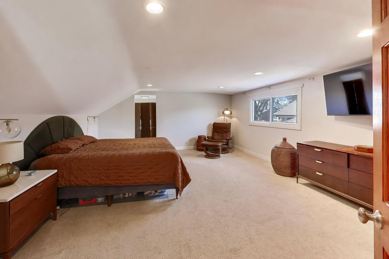 944 N Ridgeland Avenue, Oak Park, IL 60302