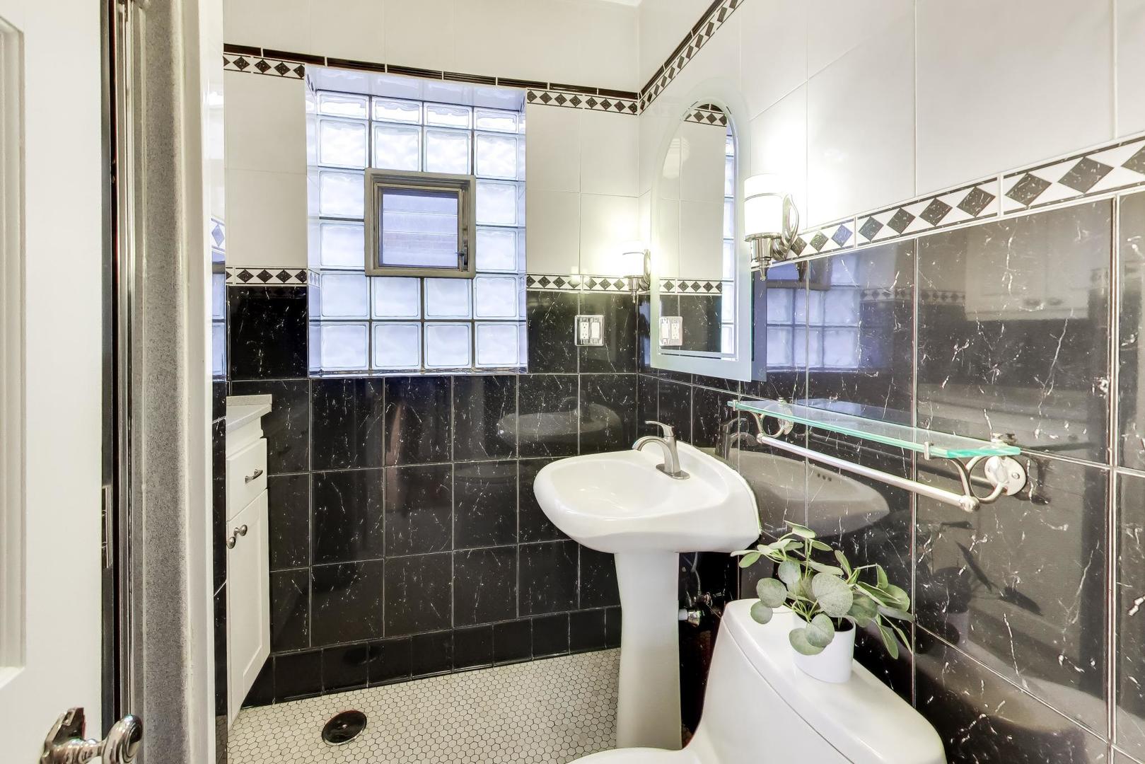 944 N Ridgeland Avenue, Oak Park, IL 60302