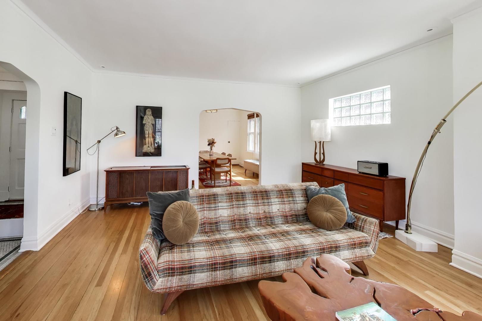 944 N Ridgeland Avenue, Oak Park, IL 60302