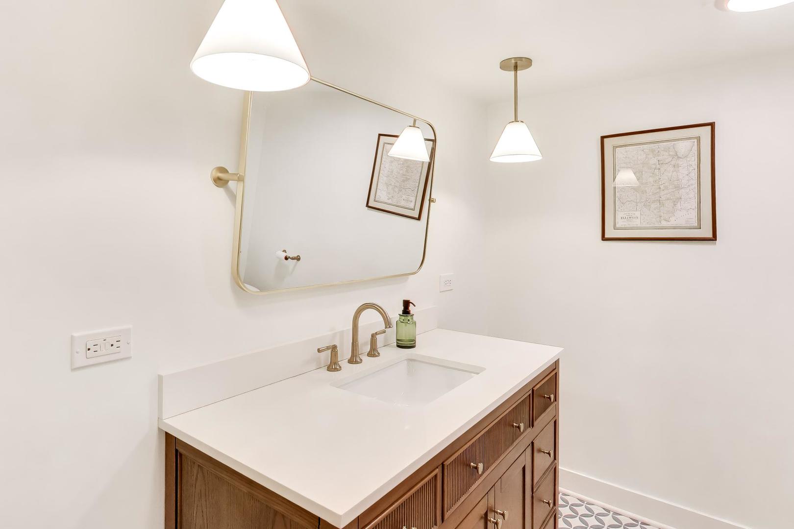 944 N Ridgeland Avenue, Oak Park, IL 60302