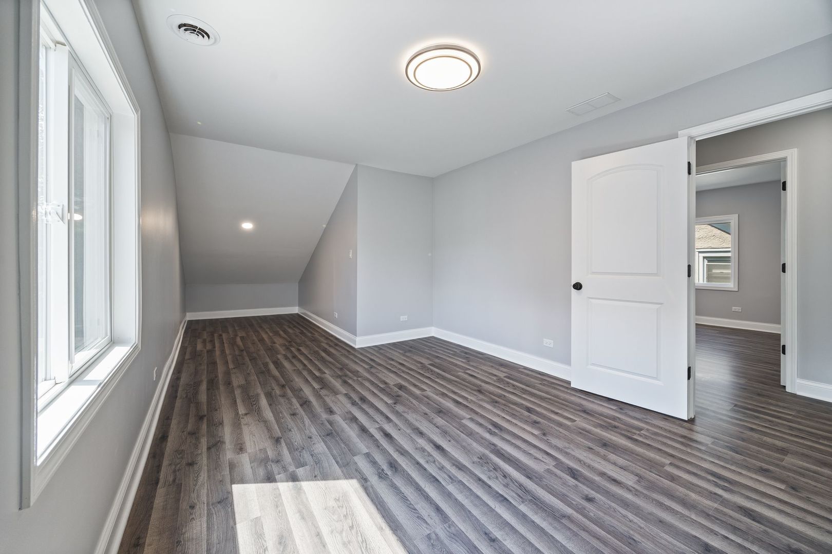 907 Glenwood Avenue, Joliet, IL 60435