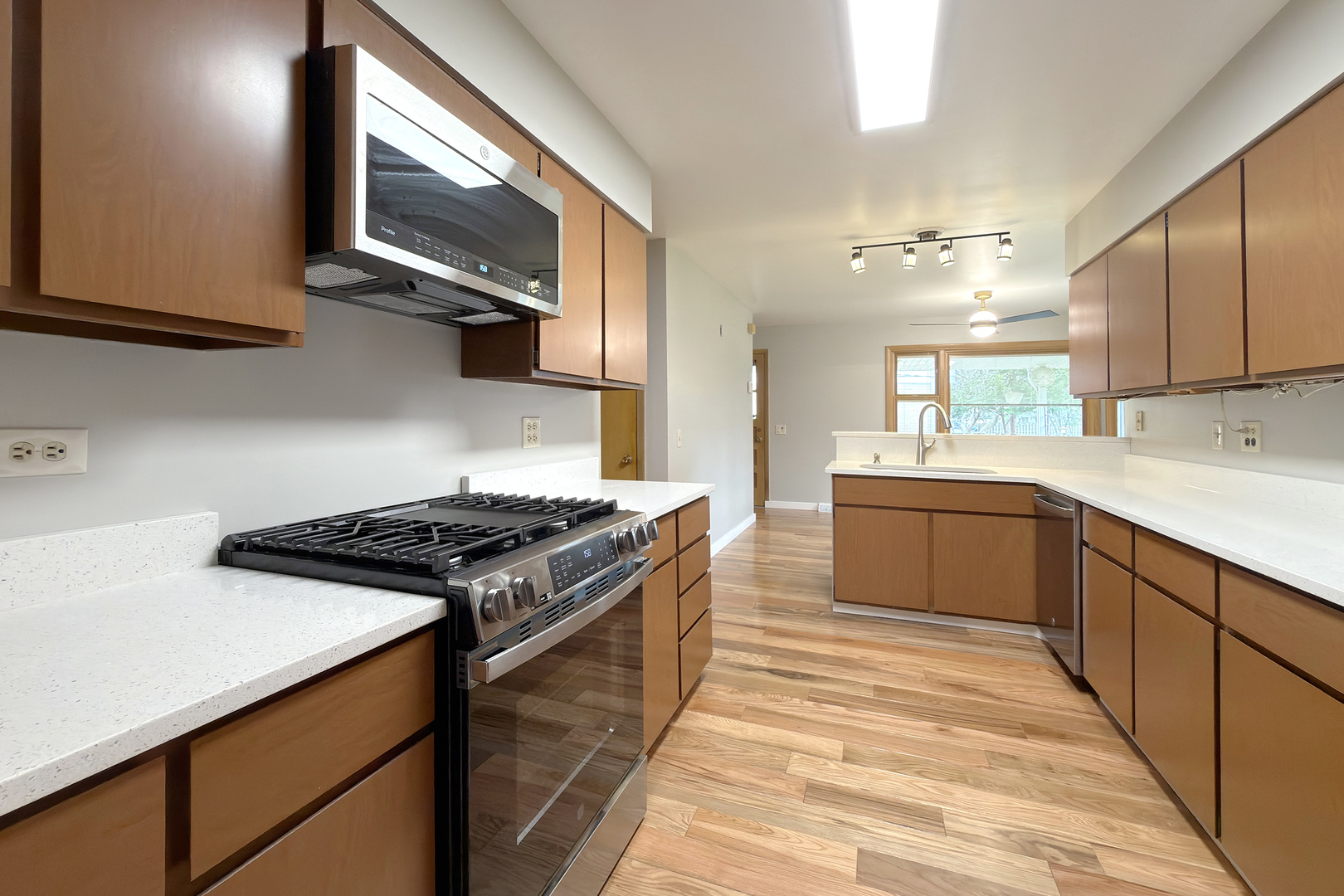 914 S Robert Drive, Mount Prospect, IL 60056