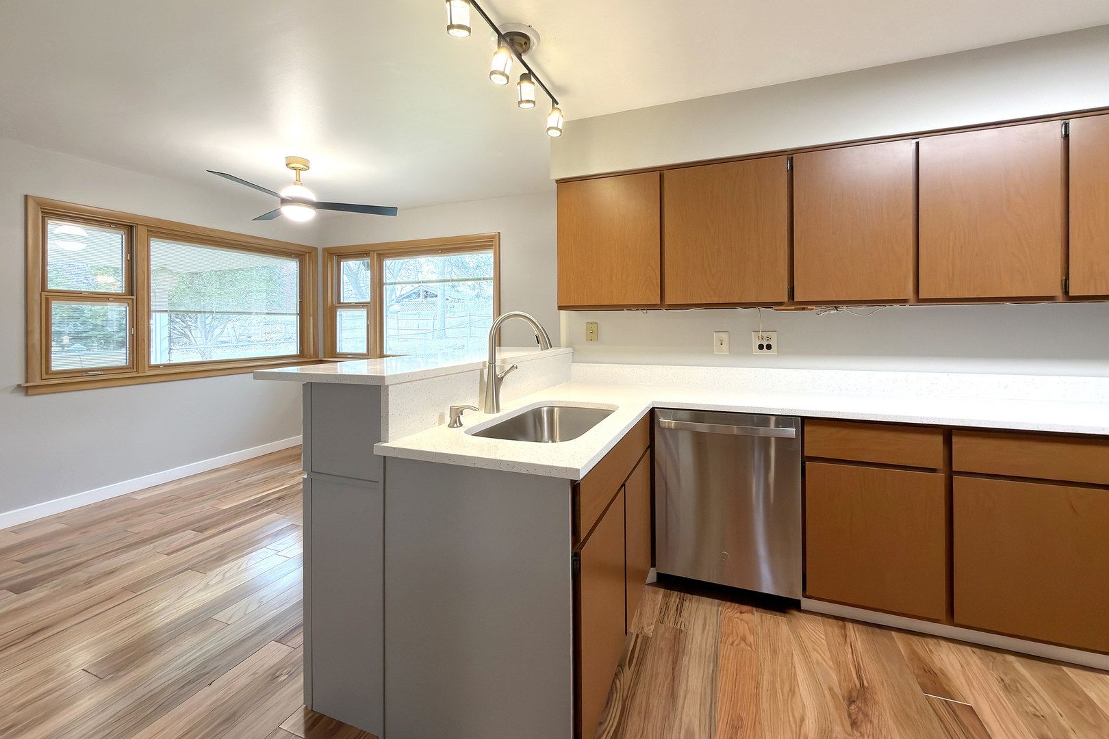 914 S Robert Drive, Mount Prospect, IL 60056