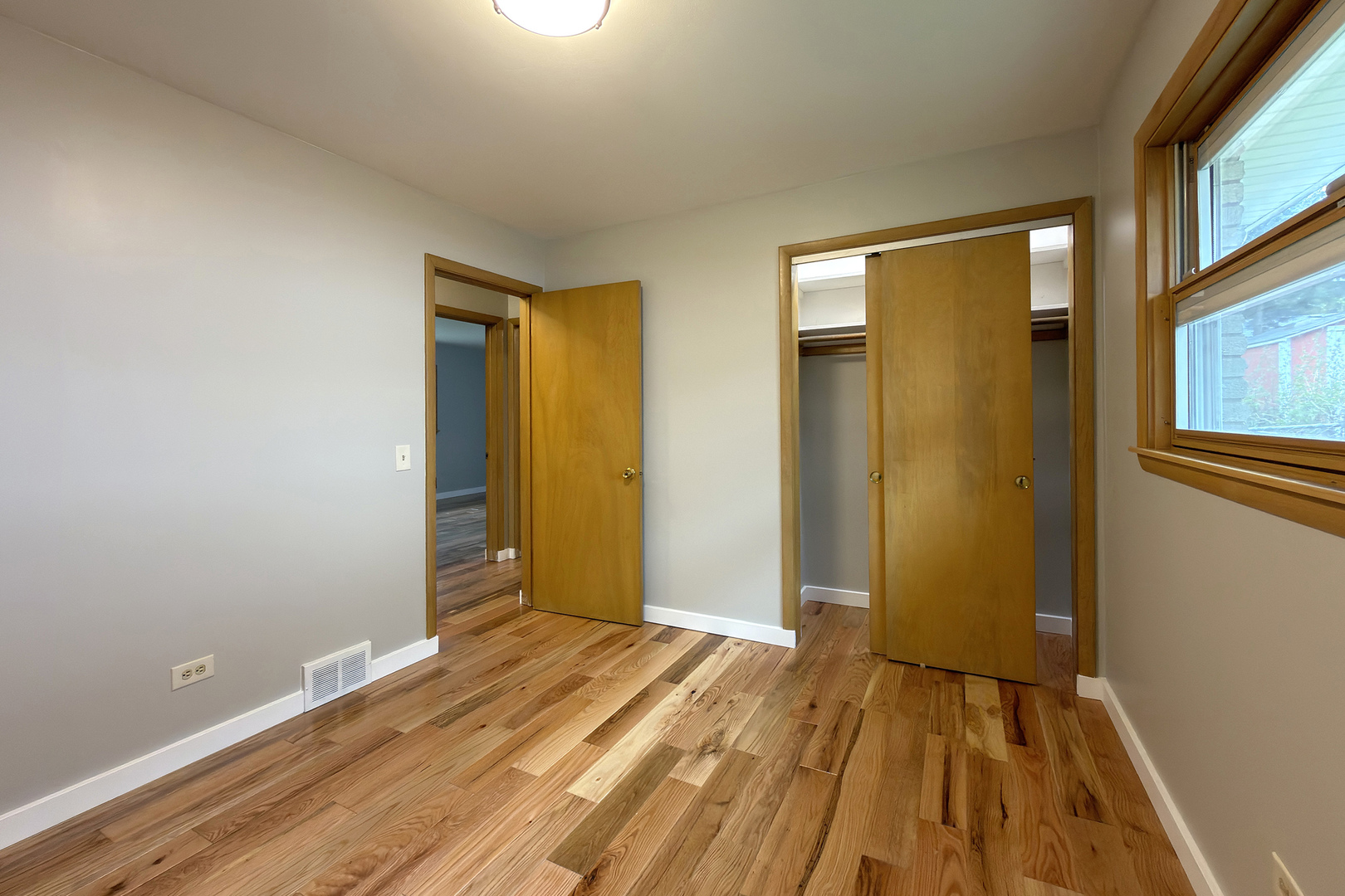 914 S Robert Drive, Mount Prospect, IL 60056