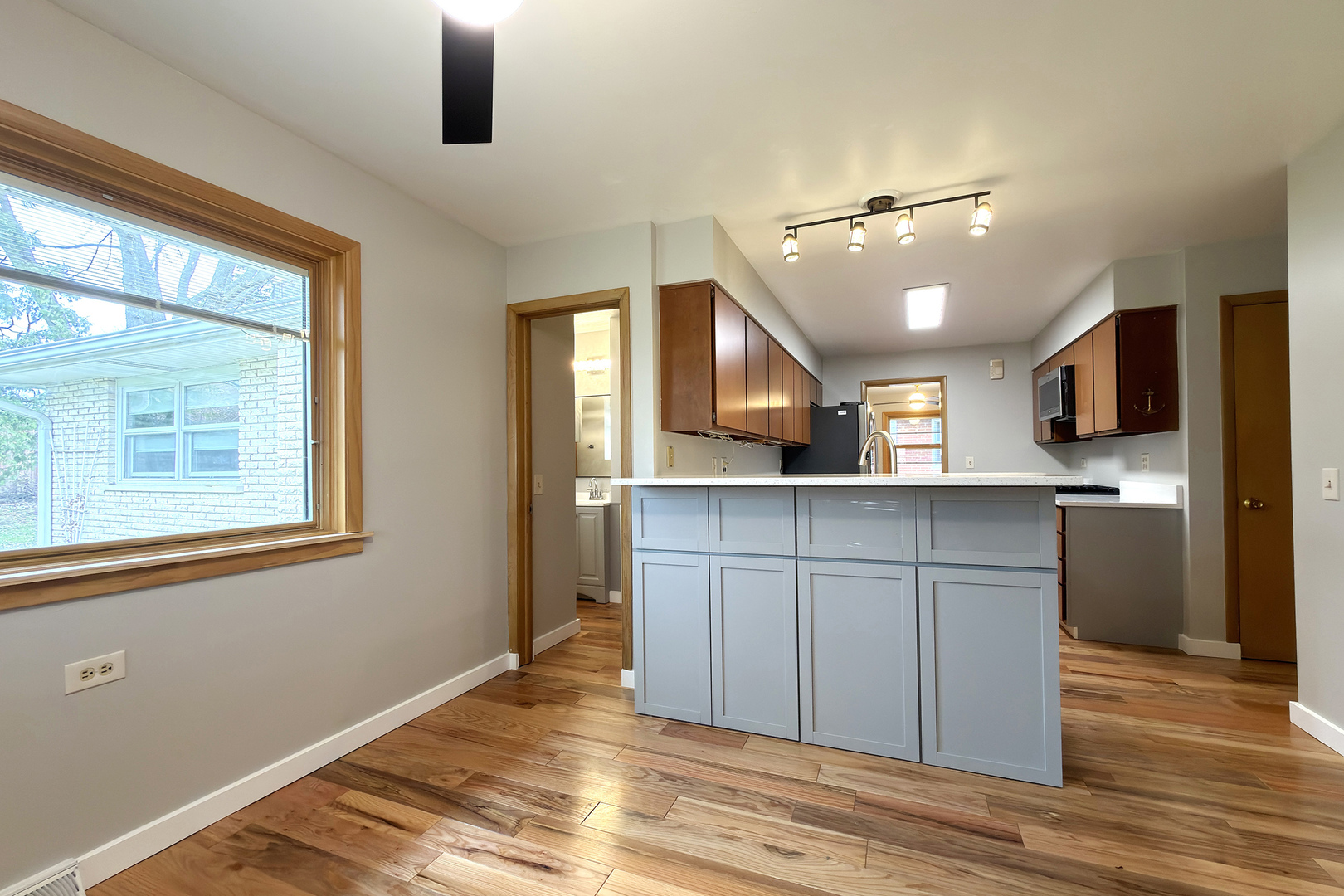 914 S Robert Drive, Mount Prospect, IL 60056