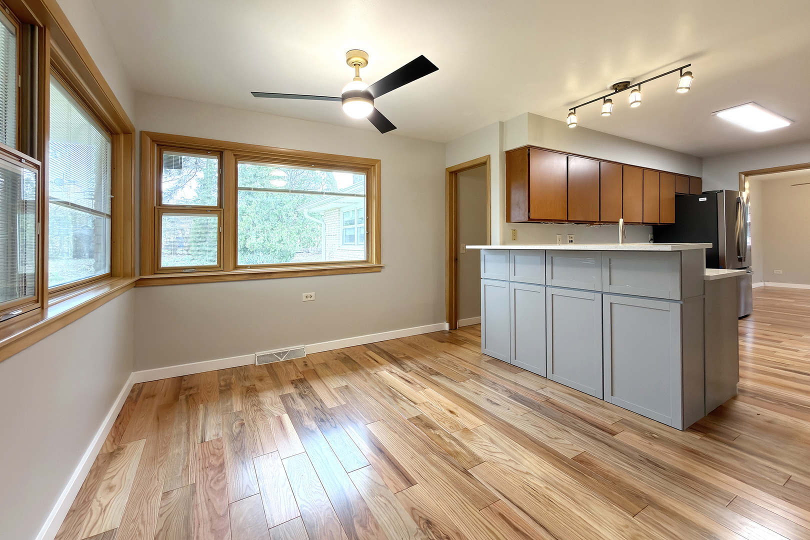 914 S Robert Drive, Mount Prospect, IL 60056