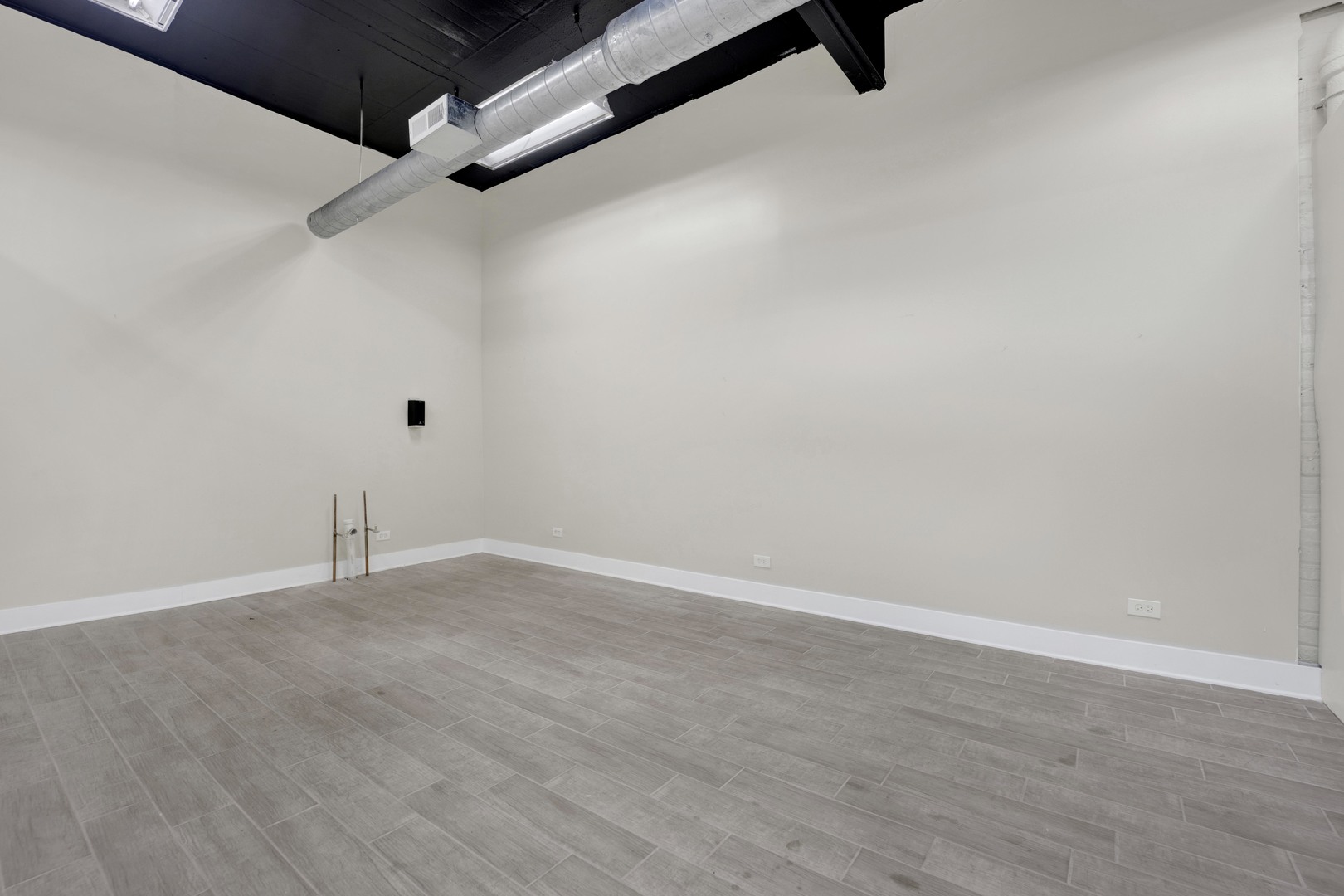 7055 N Clark Street, Chicago, IL 60626