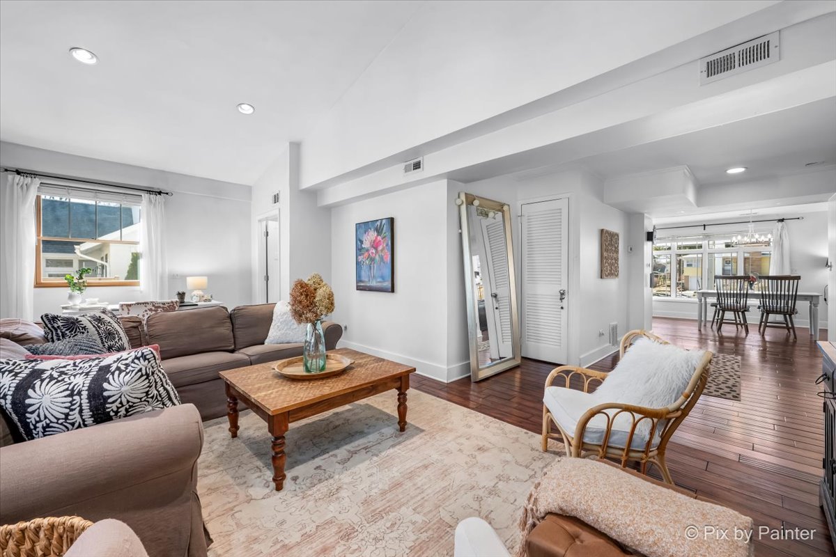 917 S Grove Avenue, Barrington, IL 60010