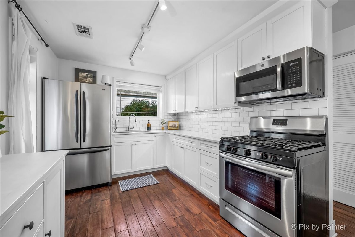 917 S Grove Avenue, Barrington, IL 60010