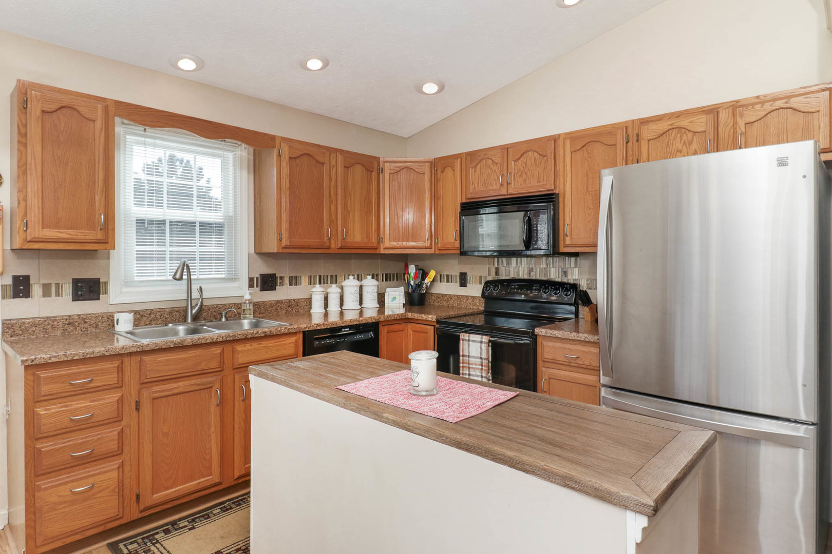 2739 Arrowhead Drive, Bloomington, IL 61704