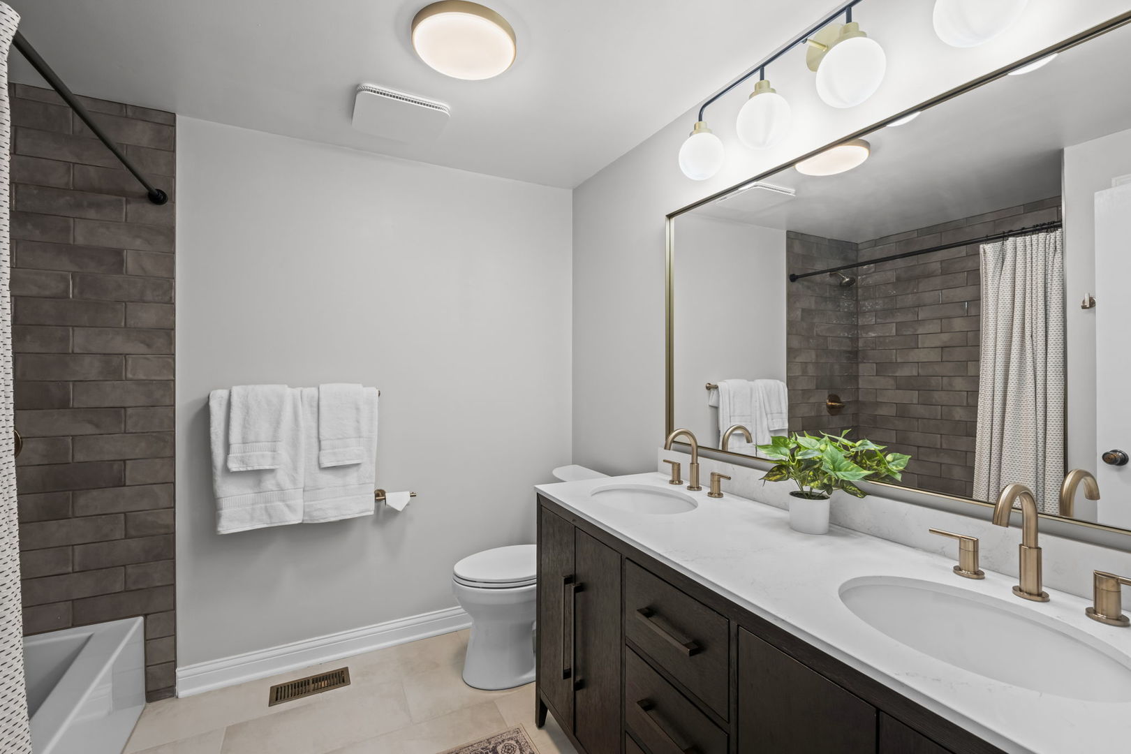 1505 S Kennicott Avenue, Arlington Heights, IL 60005