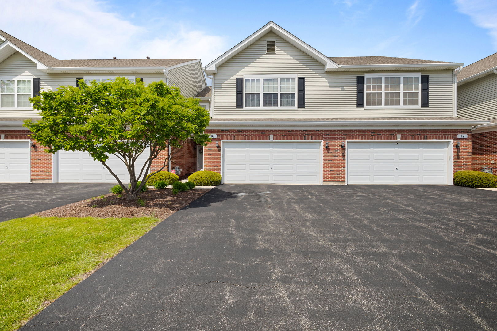 16 Black Oak Court, Bolingbrook, IL 60490