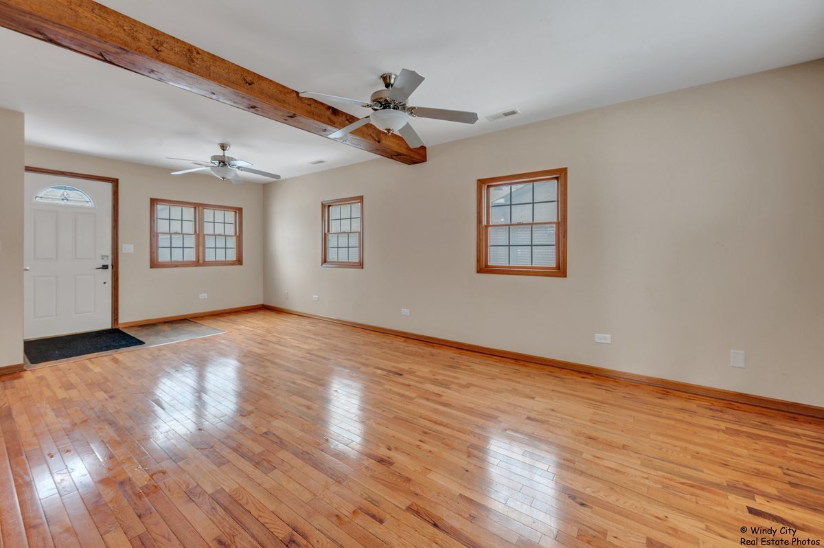 521 Spring Avenue, South Elgin, IL 60177