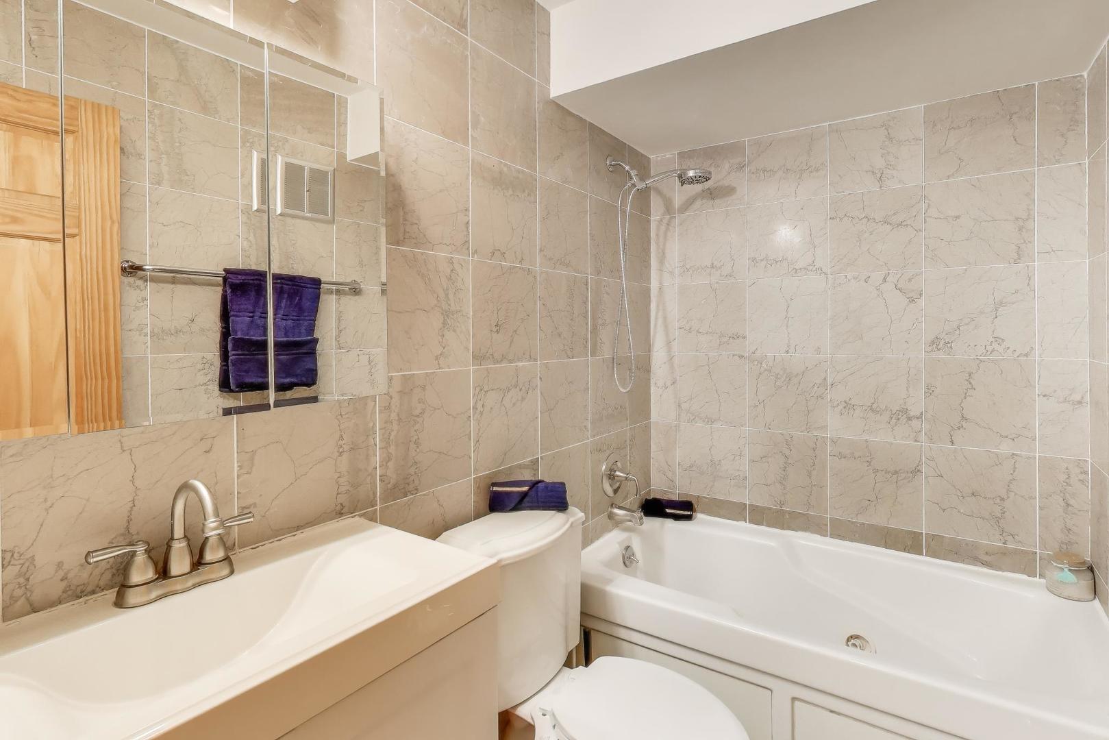 9420 Bay Colony Drive #2E, Des Plaines, IL 60016