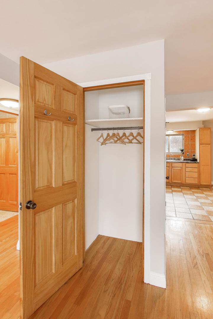 9420 Bay Colony Drive #2E, Des Plaines, IL 60016