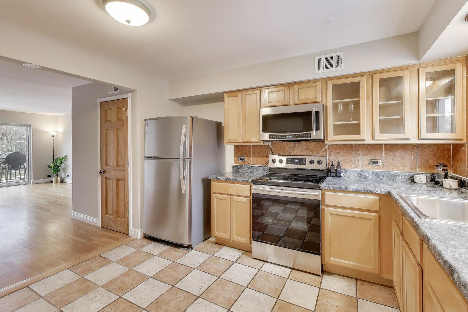 9420 Bay Colony Drive #2E, Des Plaines, IL 60016