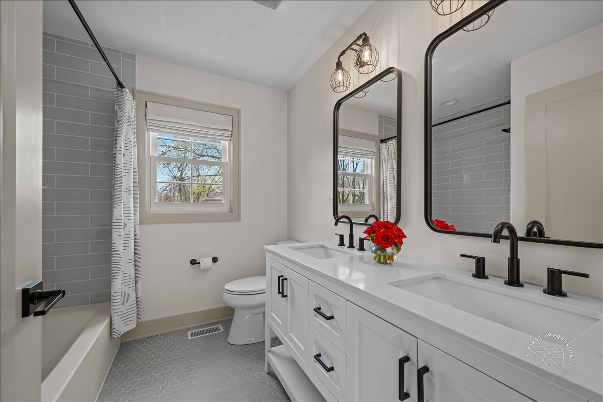 826 S Charles Avenue, Naperville, IL 60540